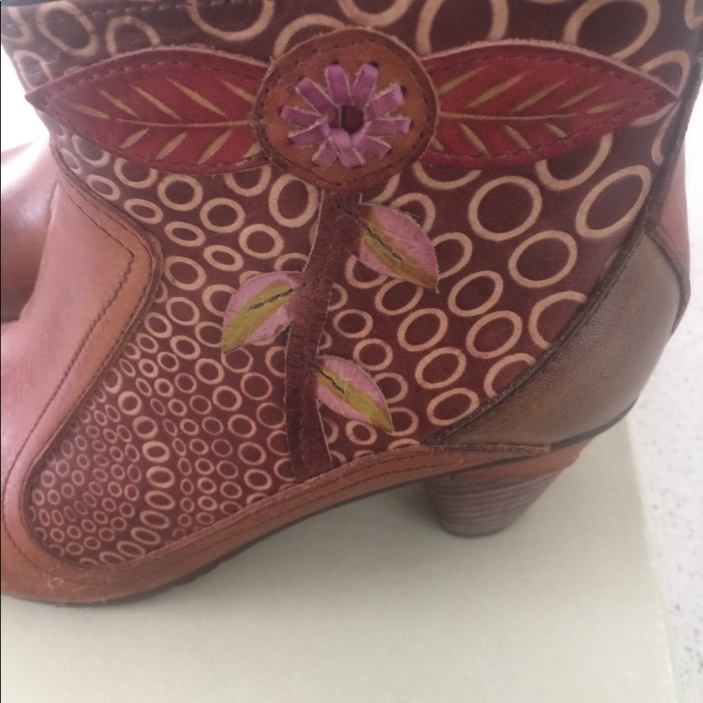 L’Artiste boot beautiful decorated brown